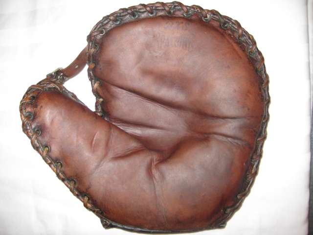 Spalding BXS Double Buckle Basemitt Front